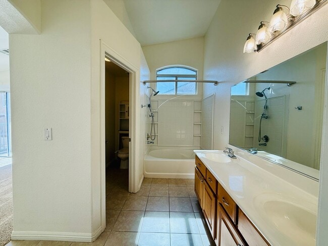 Building Photo - Great Spacious 3 bedroom Townhome Available!