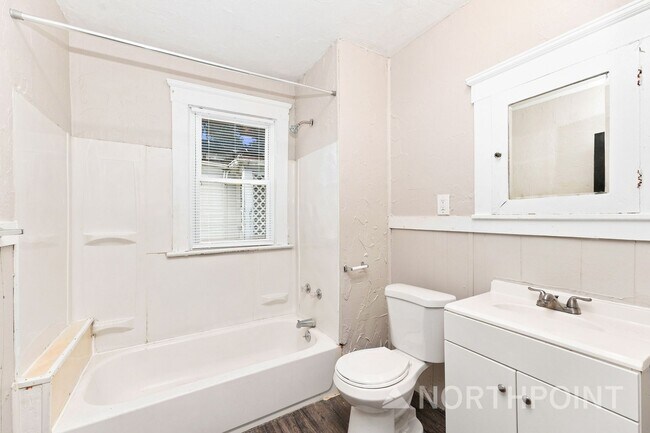 Building Photo - 10911 Hathaway Ave