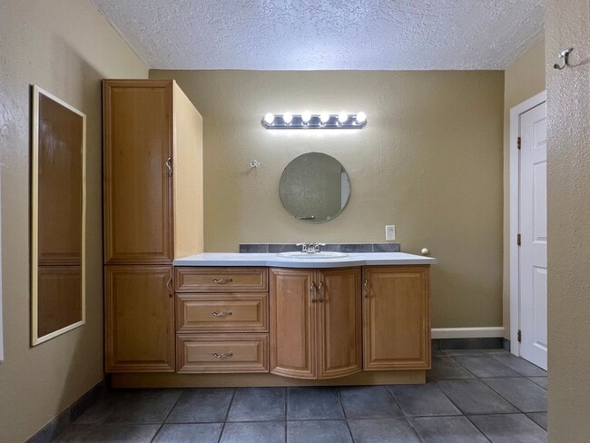 Building Photo - Outdoor Oasis: Charming 3 Bed 2 Bath House!