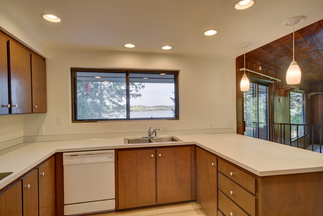 Building Photo - 2 Bed+ 2 Bath Home With Water View