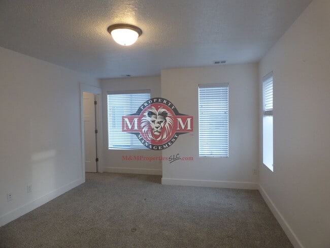 Building Photo - Great 3 Bd 2.5 Ba Townhome Rooftop Views