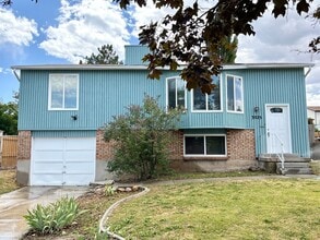 Building Photo - Awesome Split Entry with New Paint & Floor...