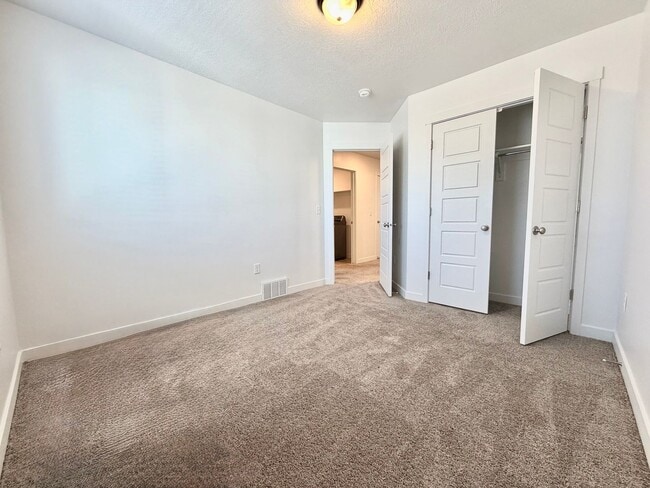 Building Photo - 3 Bed + 2.5 Bath Townhome w/ Garage, Storage & Dogs Allowed Near Jordan Landing