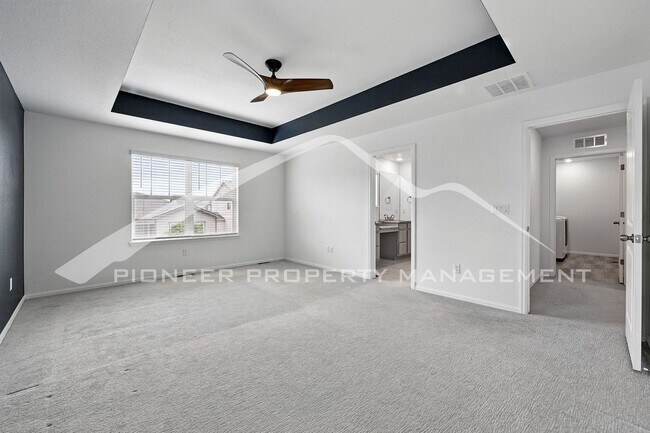 Building Photo - Spacious Home with Washer/Dryer and Centra...