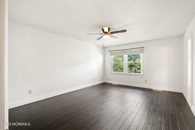 Building Photo - 62 Woodmere Dr