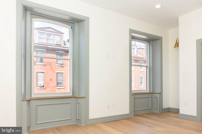 Building Photo - 327 S 16th St
