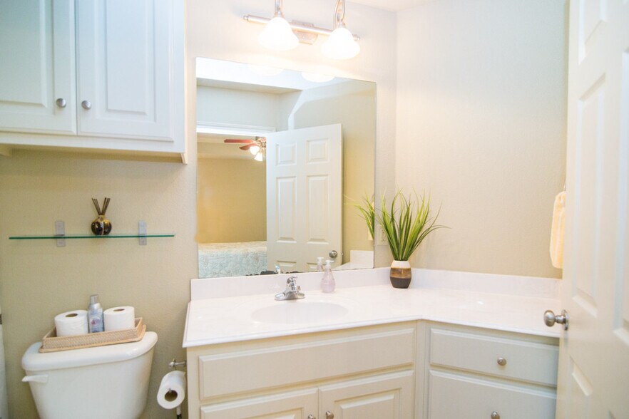 Building Photo - 214 Sterling St