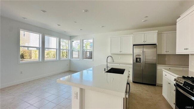 Building Photo - 454 Lobata