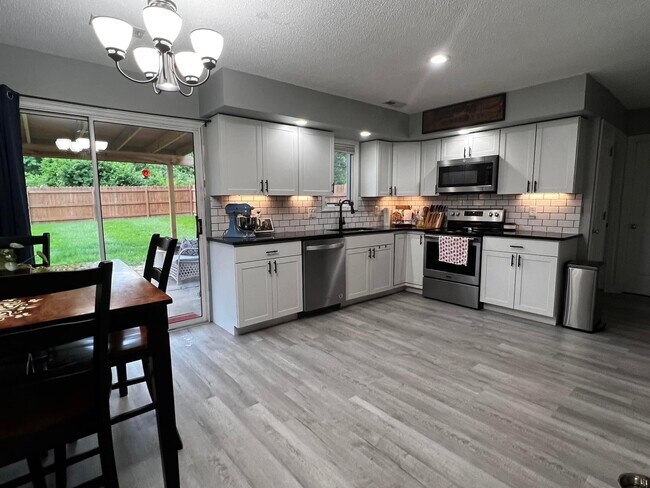Kitchen - 5015 W Georgetown Dr