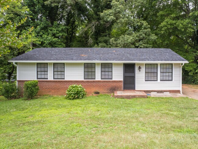 Building Photo - "Charming 3-Bedroom  with 1.5 Baths in Kings Mountain - Cozy 1050 sqft Home!"