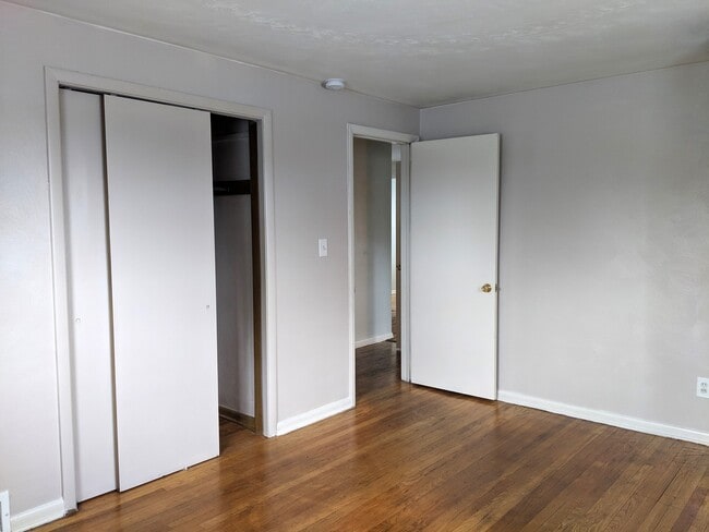 Building Photo - Beautifully Kept 4 Bedroom House next to U...