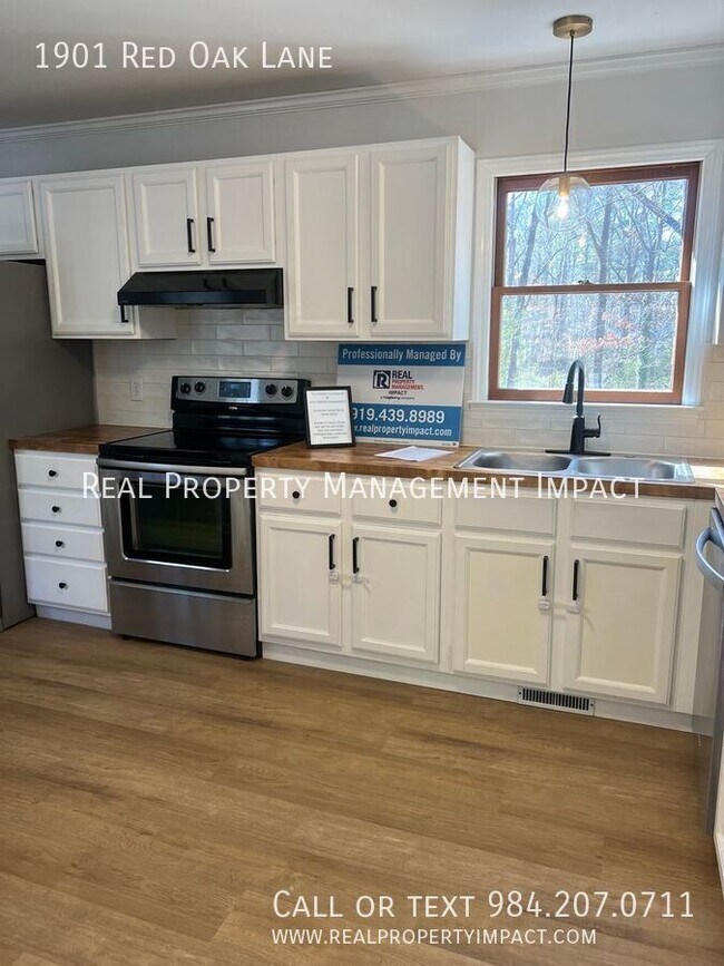 Building Photo - 1901 Red Oak Ln