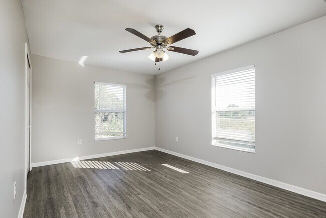 Building Photo - 719 Roma Ave S