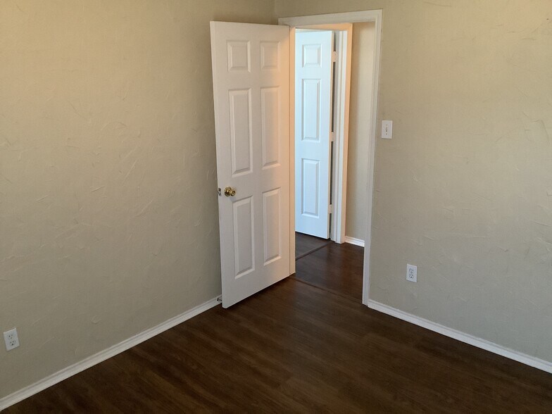 Building Photo - 1213 Calvert Dr