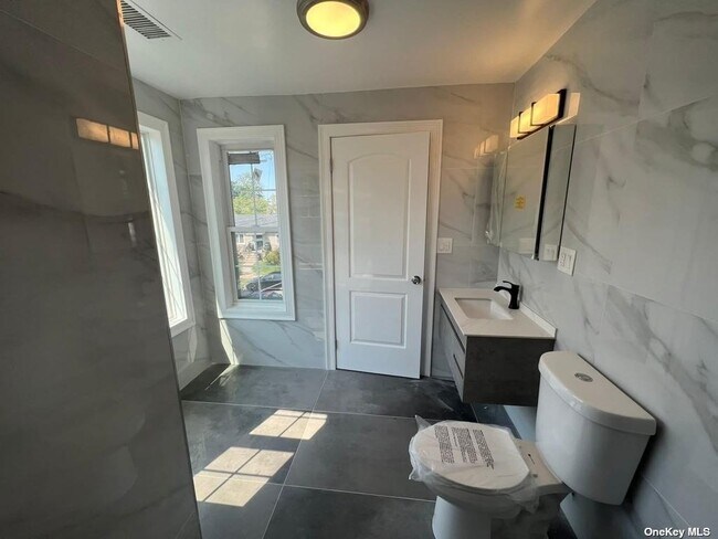 Building Photo - 14-34-34 Dunbar St