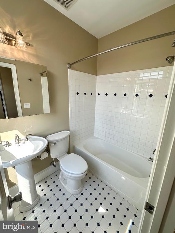 Building Photo - 1227 Linden Pl NE