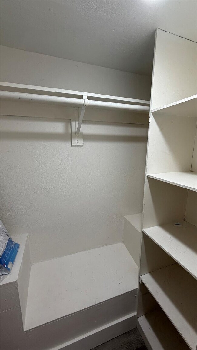 Building Photo - 344 SE 11th Ave