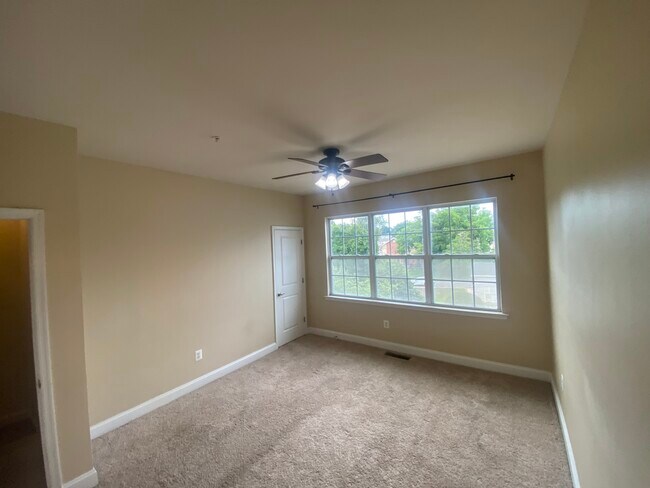 Building Photo - 10 Meridian Ln