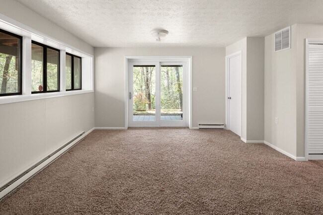Building Photo - Lovely Home - Beautiful Wooded Setting