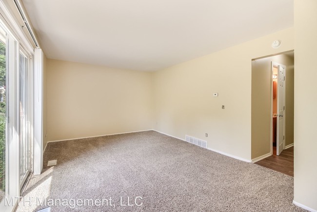 Building Photo - 3 br, 1 bath Apartment - 1001 Vincent Court