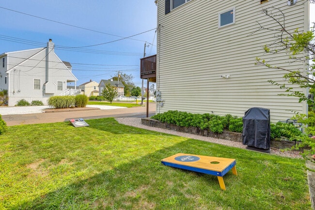 Building Photo - 47 Cosey Beach Ave