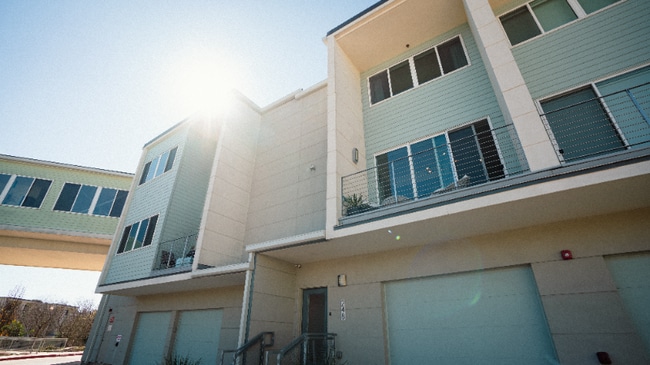 Building Photo - 604 N Bluff Dr