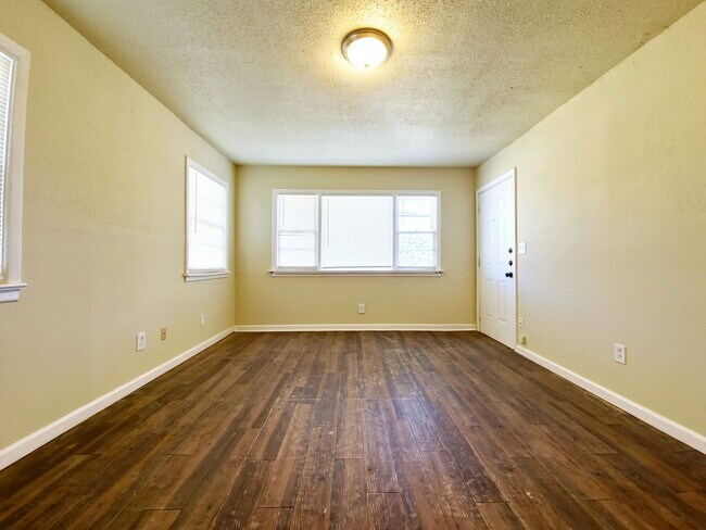 Building Photo - MOVE-IN SPECIAL: Cozy 3 Bedroom Home in East Lubbock