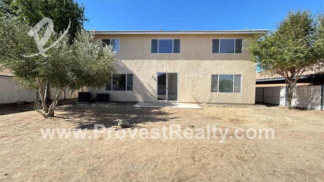 Building Photo - 5 Bedroom, 3.5 Bathroom Victorville Home w...