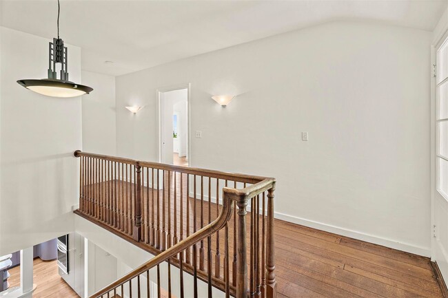 Building Photo - Large, Beautiful Upper Piedmont Home