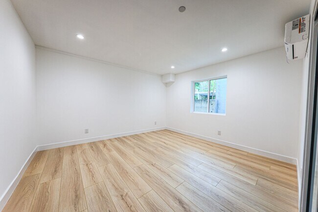 Building Photo - 1525 S Carmelina Ave