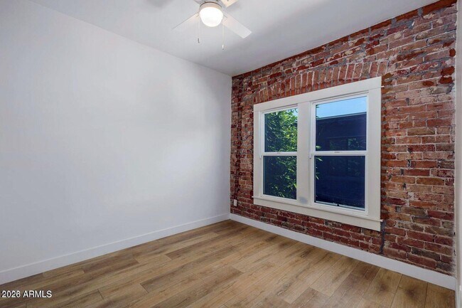 Building Photo - 912 E Roosevelt St