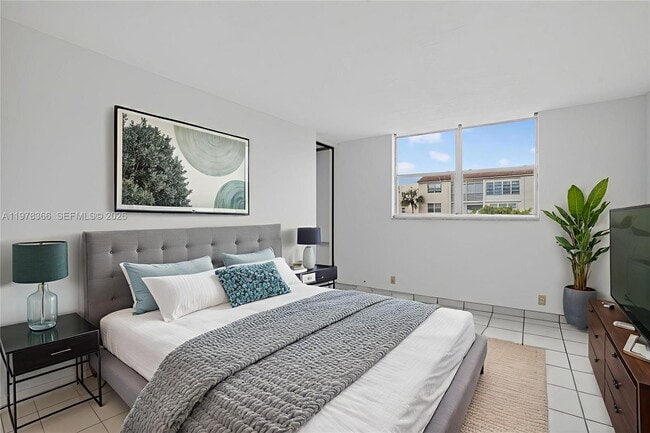 Building Photo - 2821 Somerset Dr