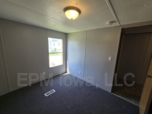 Building Photo - 700 W Ridgeway Ave