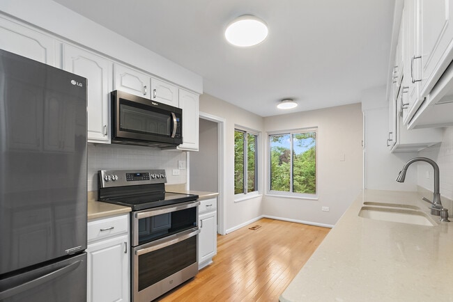 Building Photo - 25 N Shoreline Rd