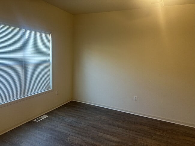 Building Photo - Spacious and Convenient – 3 Bedroom / 3 Ba...