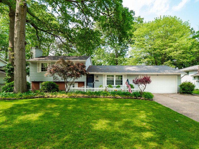 Building Photo - 5012 Hollyview Dr