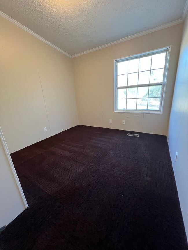 Building Photo - 3 Bedroom, 2 Bath Mobile Home in Dearing