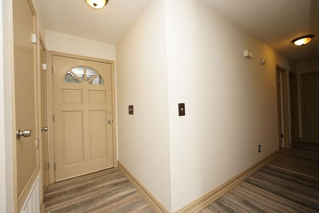 Building Photo - 504 Miller Ln