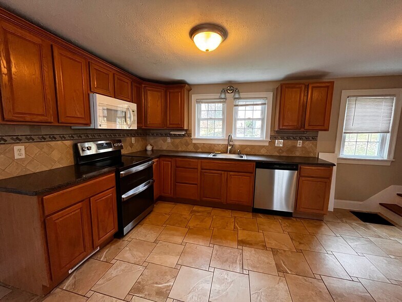 Building Photo - 242 Litchfield Rd