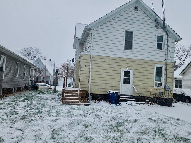 Building Photo - 1801 N Wisconsin St