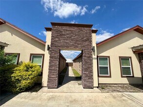 Building Photo - 11 Valeria St