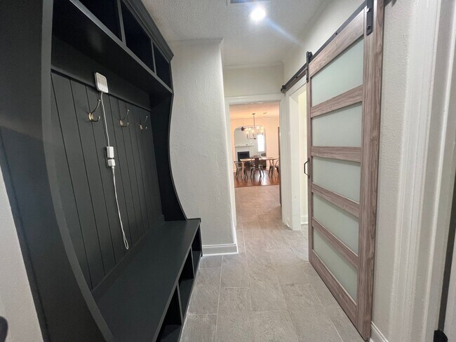 Building Photo - 2 minutes away from Rhodes College! Beautifully Renovated! Pets are owner's approval, fees do apply.