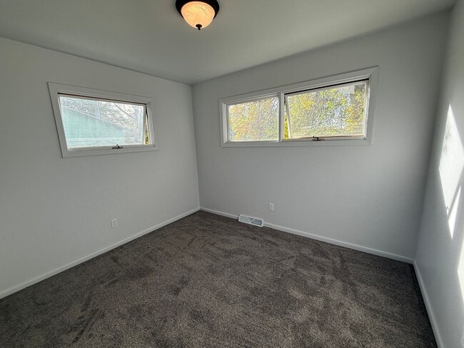 Building Photo - 3 Bedroom Home - 3 Car Garage