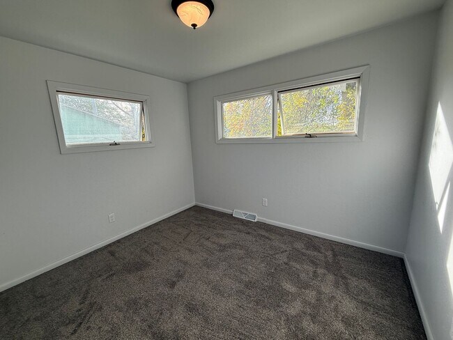Building Photo - 3 Bedroom Home