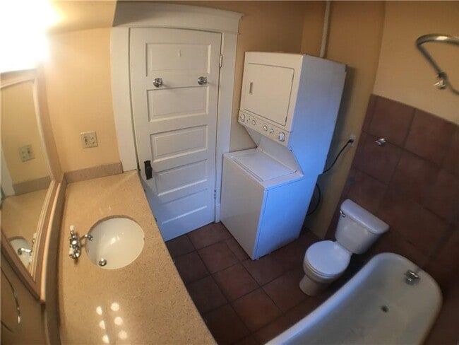 Building Photo - 615 W 37th St