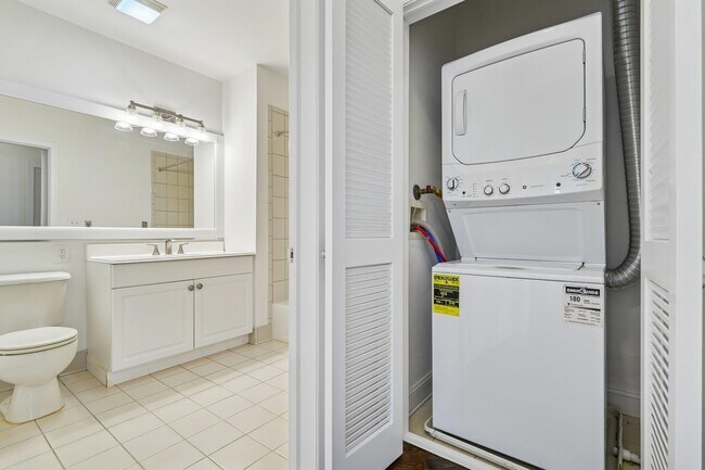 Building Photo - 915 Madison St