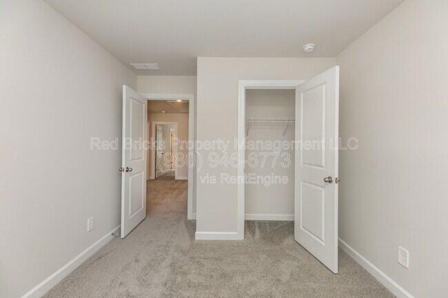 Building Photo - 4135 Smt Wds Dr