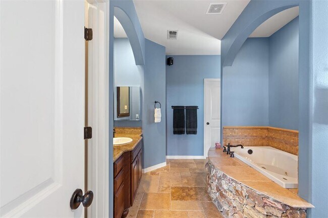 Building Photo - 21803 Briarcliff Dr