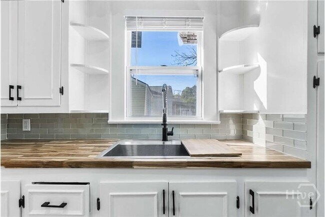 Building Photo - 2140 E 42nd St