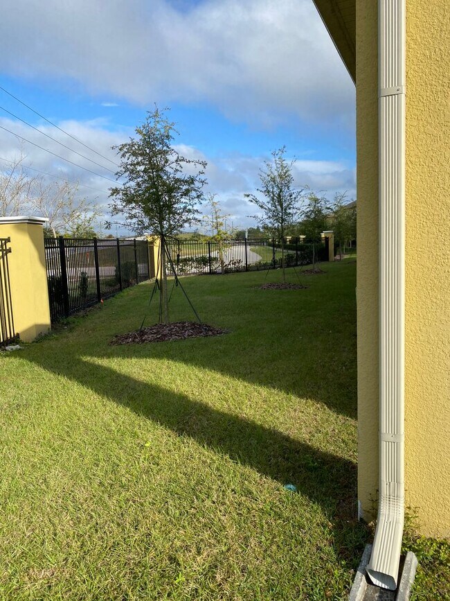 Building Photo - GATED 3 BR/2.5 TOWNHOUSE
